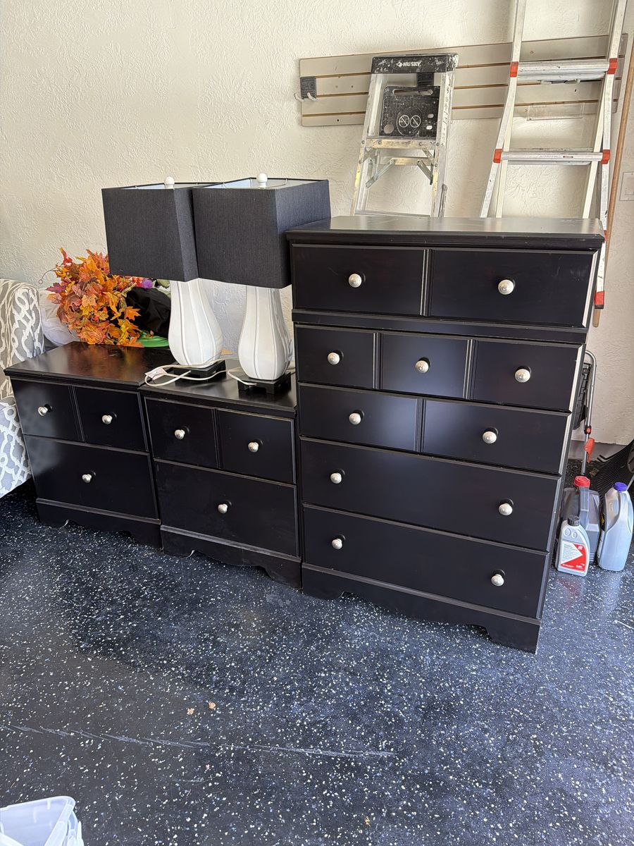 Dresser 2 Nightstands and chest Of Drawers