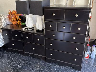 Dresser 2 Nightstands and chest Of Drawers