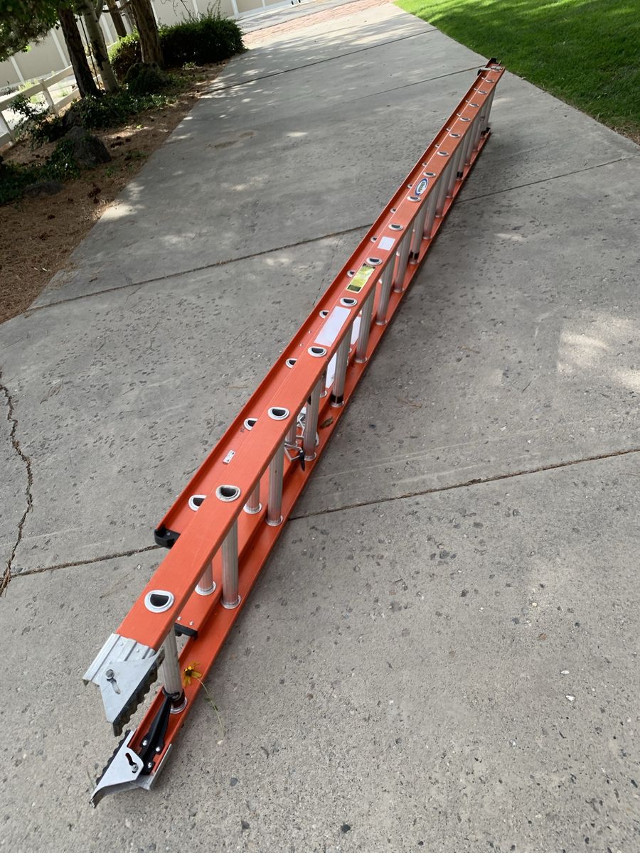 Werner D6232-2 Fiberglass Extension Ladder 32 ft 300 lbs Capacity
