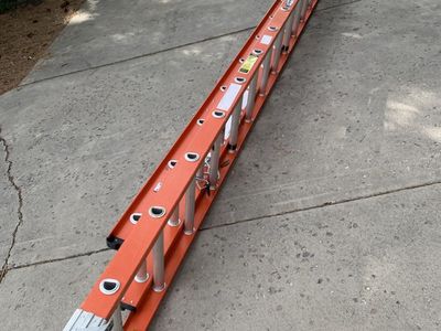 Werner D6232-2 Fiberglass Extension Ladder 32 ft 300 lbs Capacity