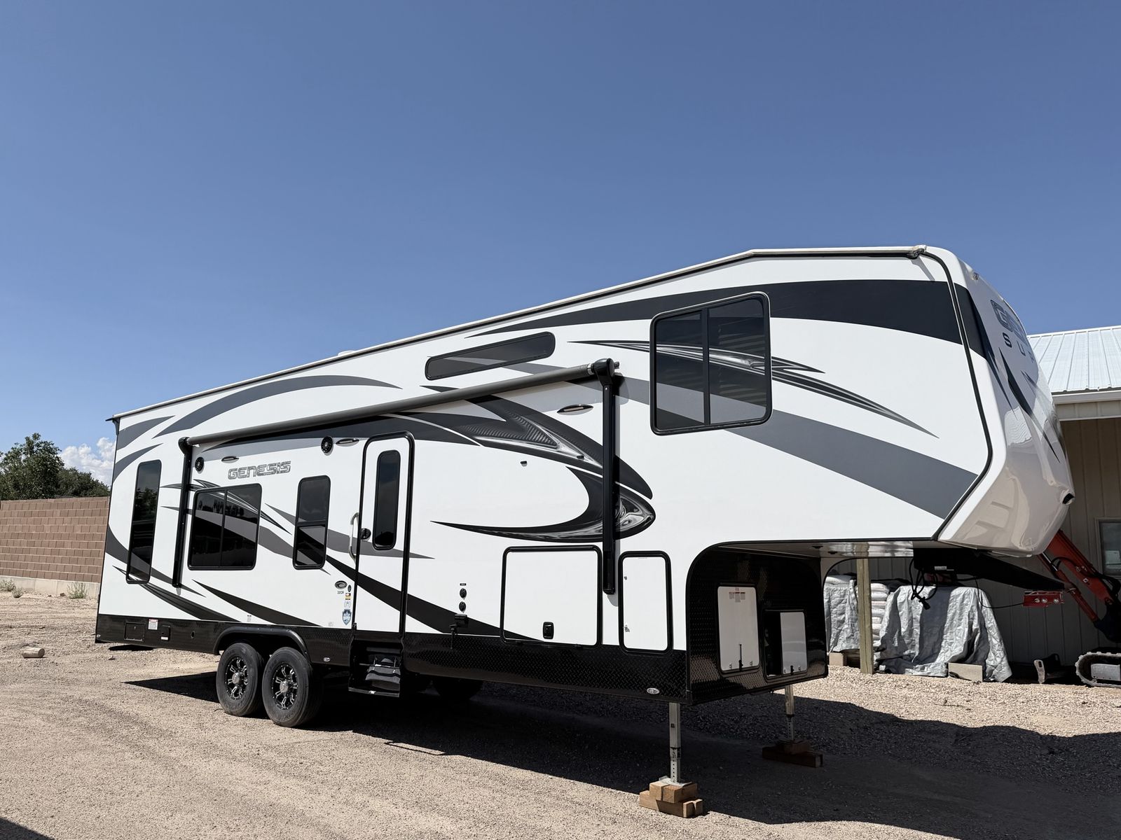 2019 32ft Genesis Supreme Toyhauler 5th wheel 