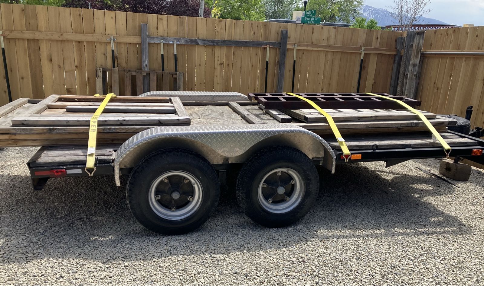 Flat bed trailer