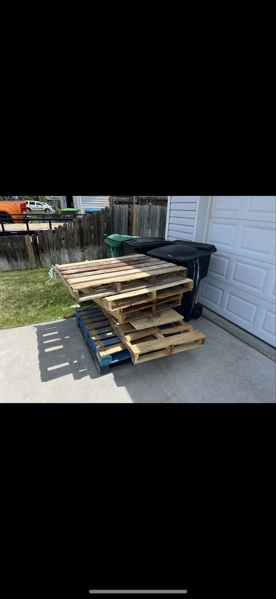 FREE PALLETS