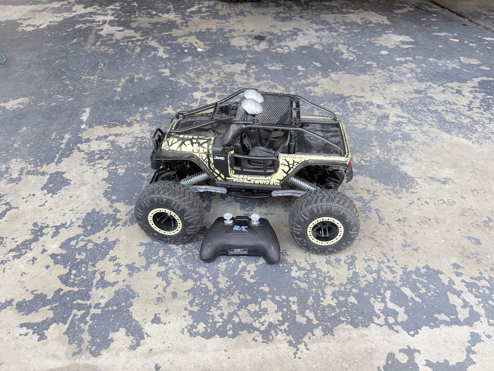 Jeep RC Rock Crawler Remote Control Car - 2.4GHz Off-Road Vehicle with Controller