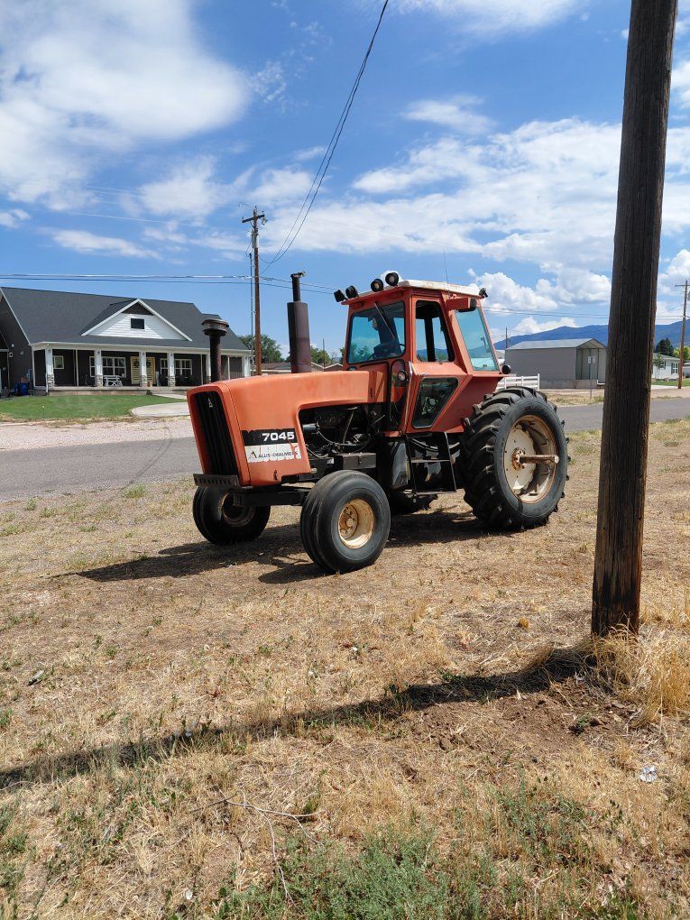 Allis Chalmers 7045 Farm Tractor - Orange