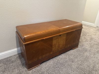 Vintage Lane Altavista Cedar Hope Chest with Interior Tray MUST SELL, PRICE REDUCED