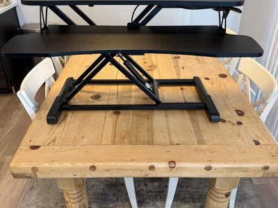 Portable adjustable hydraulic powered desk