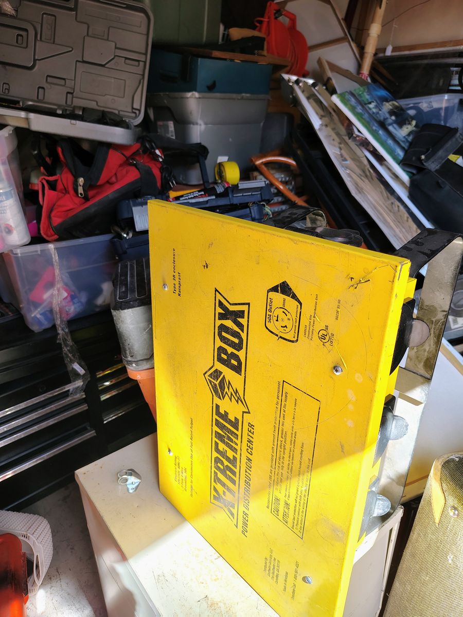 Power distribution box