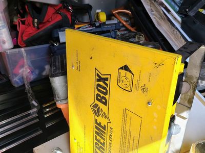 Power distribution box