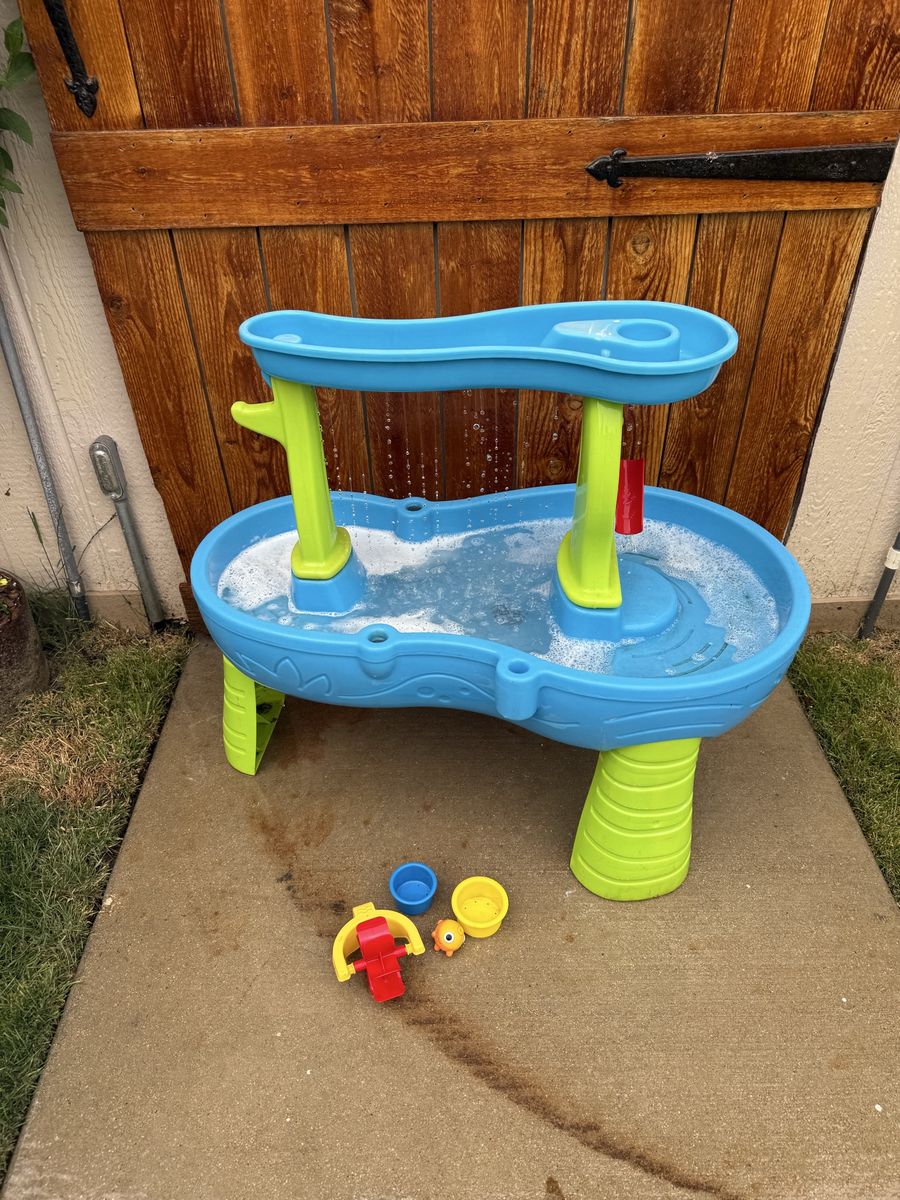 Step 2 deluxe 2 tiered sand and water table