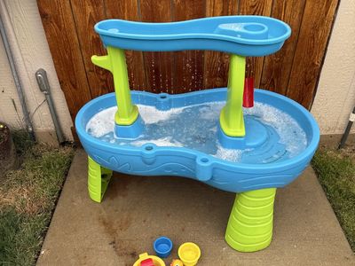 Step 2 deluxe 2 tiered sand and water table
