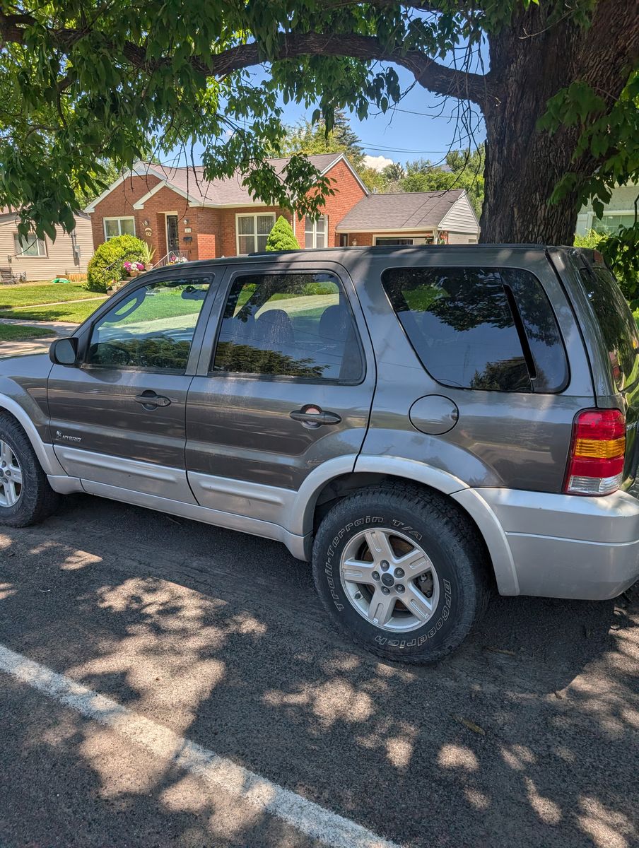 2005 Ford Escape Hybrid AWD - (For Parts)