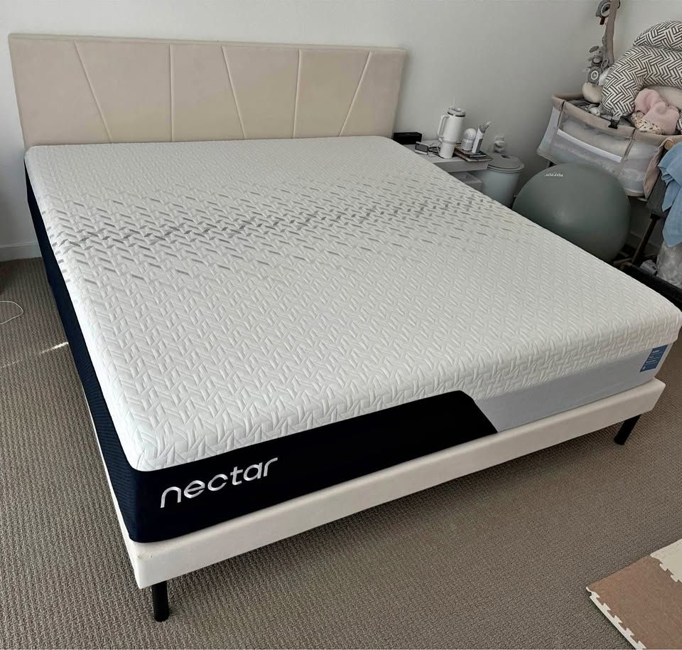 Nectar Classic King Mattress w cooling technology - Like New!