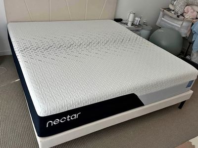 Nectar Classic King Mattress w cooling technology - Like New!