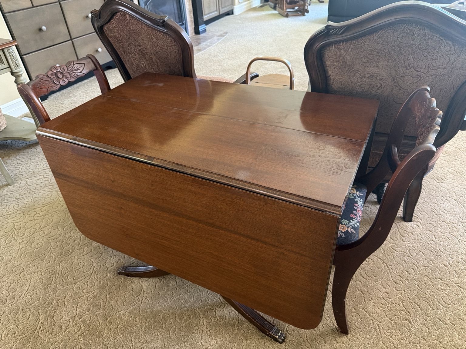 Duncan Phyfe Drop-Leaf Dining Table with 4 Chairs and 2 Leaves