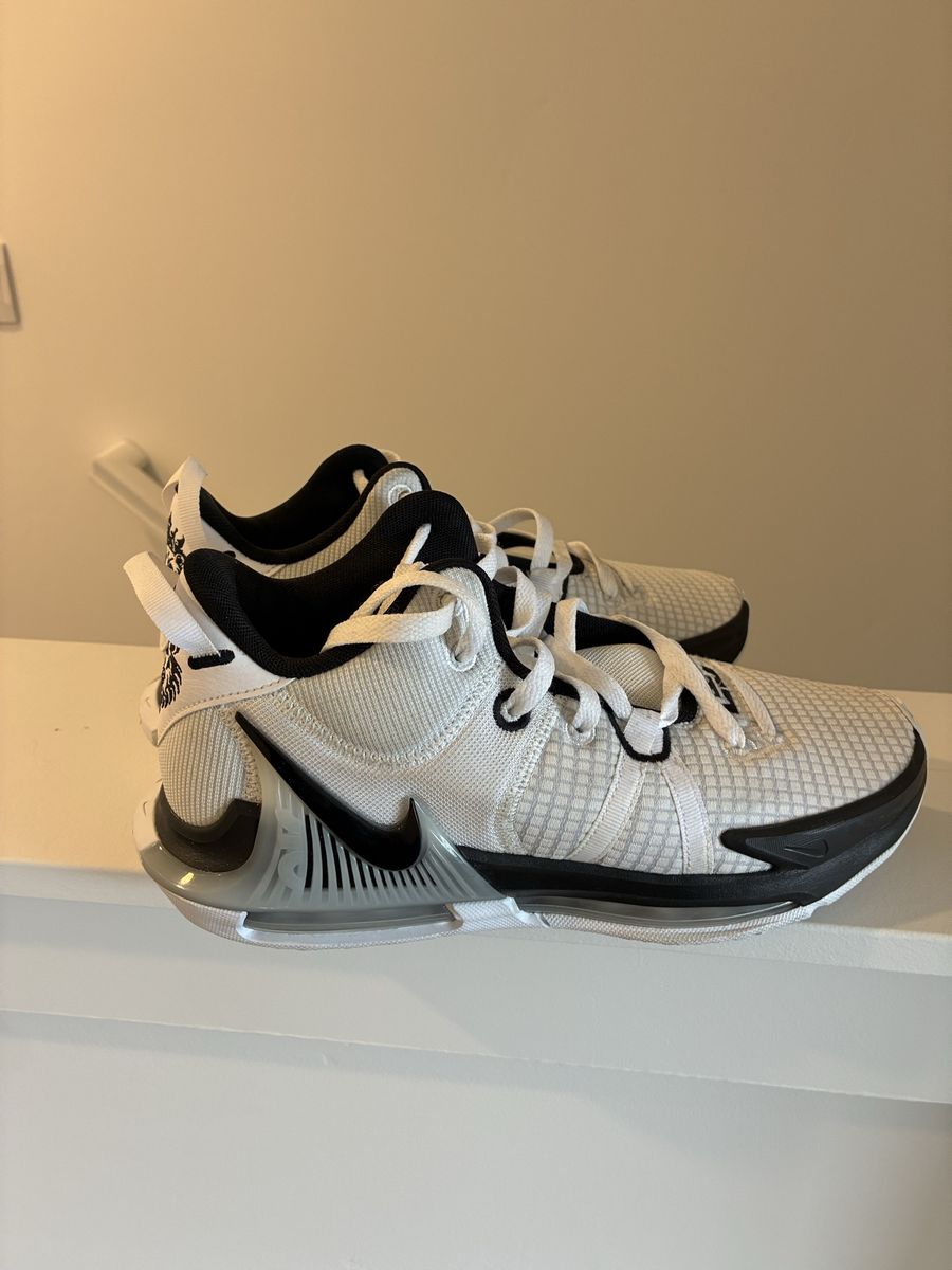 Nike LeBron Witness 8 White Black Basketball Shoes Men's Size 8.5