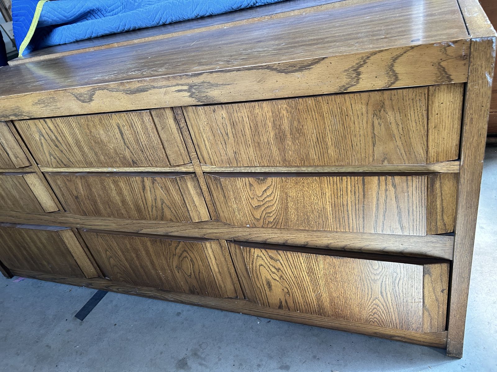 Huntley by Thomasville Lowboy Dresser 9-Drawer Solid Wood Good Working Condition.