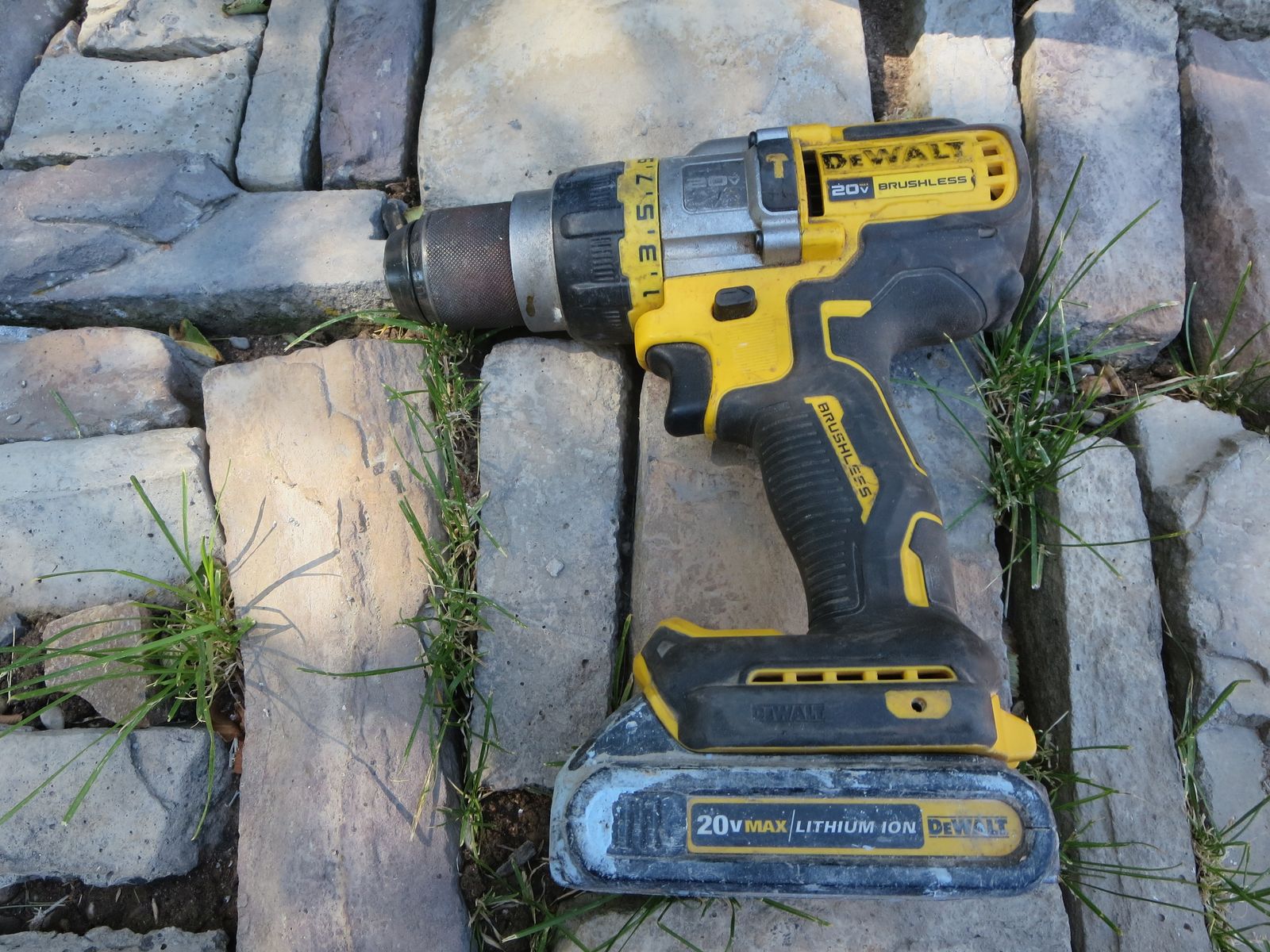 DEWALT DCD999 20V MAX 1/2" Brushless Hammer Drill Driver with 20V Lithium Ion Battery