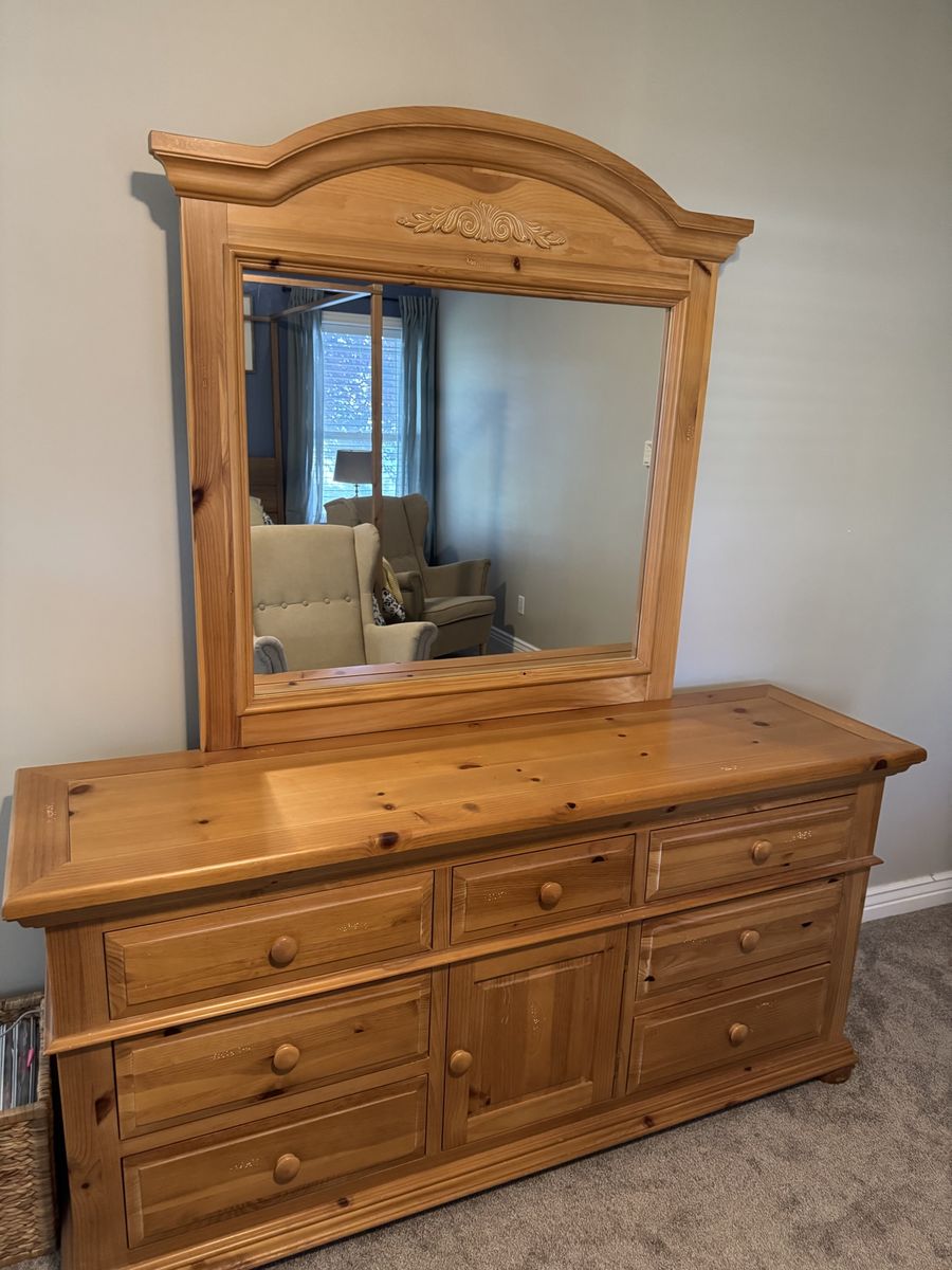 Solid Pine Wooden Dresser with Detachable Mirror and Cabinet Storage