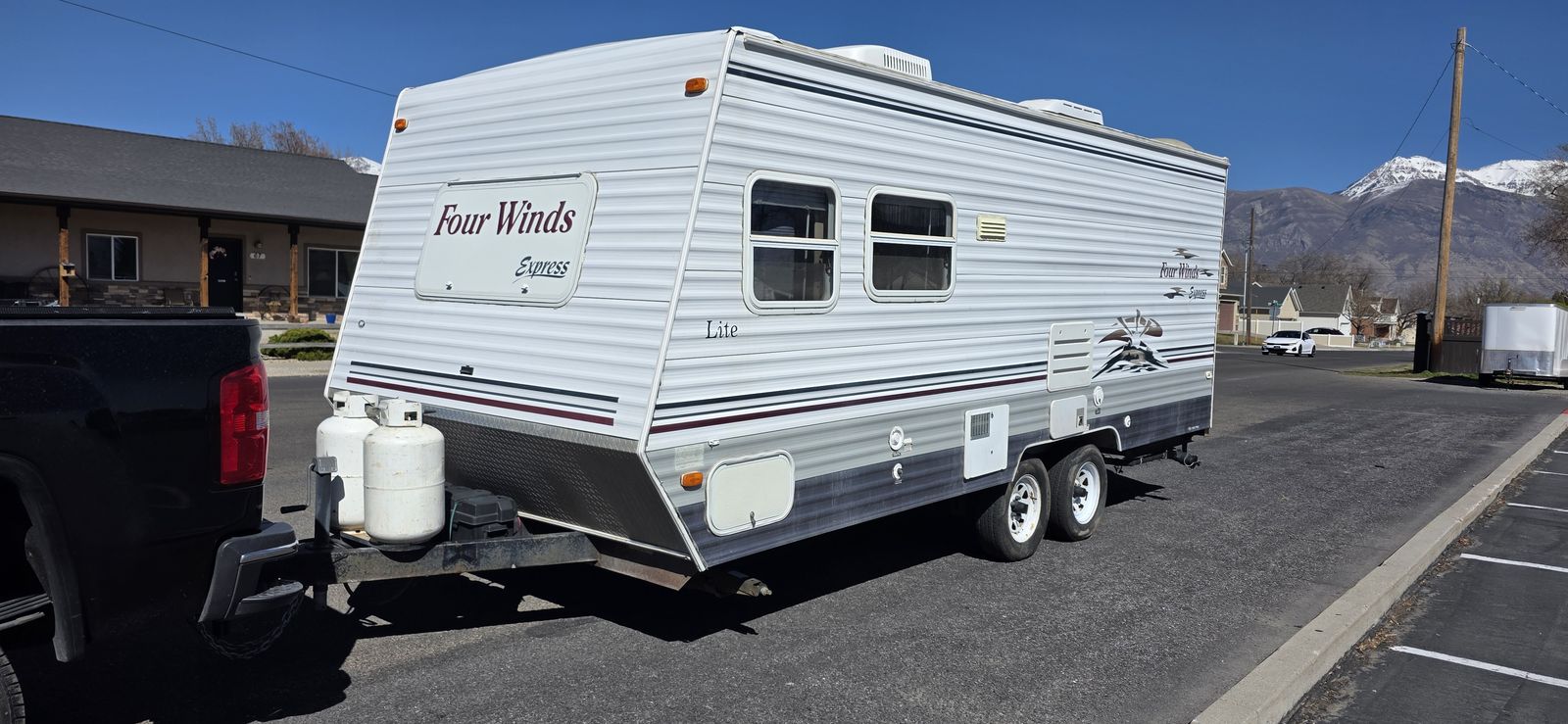 2005 Four Winds Express Lite super clean – sleeps 6 – ready to camp!