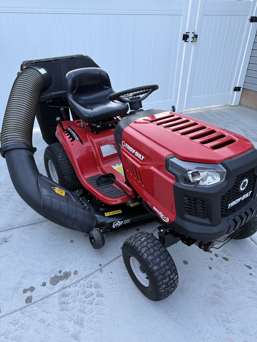 Troy Bilt Bronco 42in deck Riding Mower