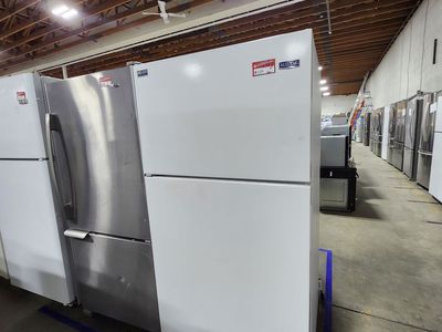 NICE MAYTAG WHITE TOP AND BOTTOM FRIDGE! W-WARRANTY