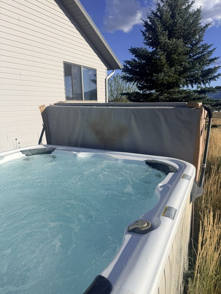 Xl 6 person Hot Tub with easy lift cover 80% off