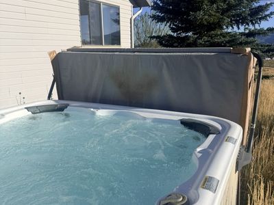 Xl 6 person Hot Tub with easy lift cover 80% off