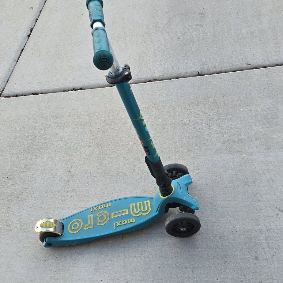 Maxi little kids scooter