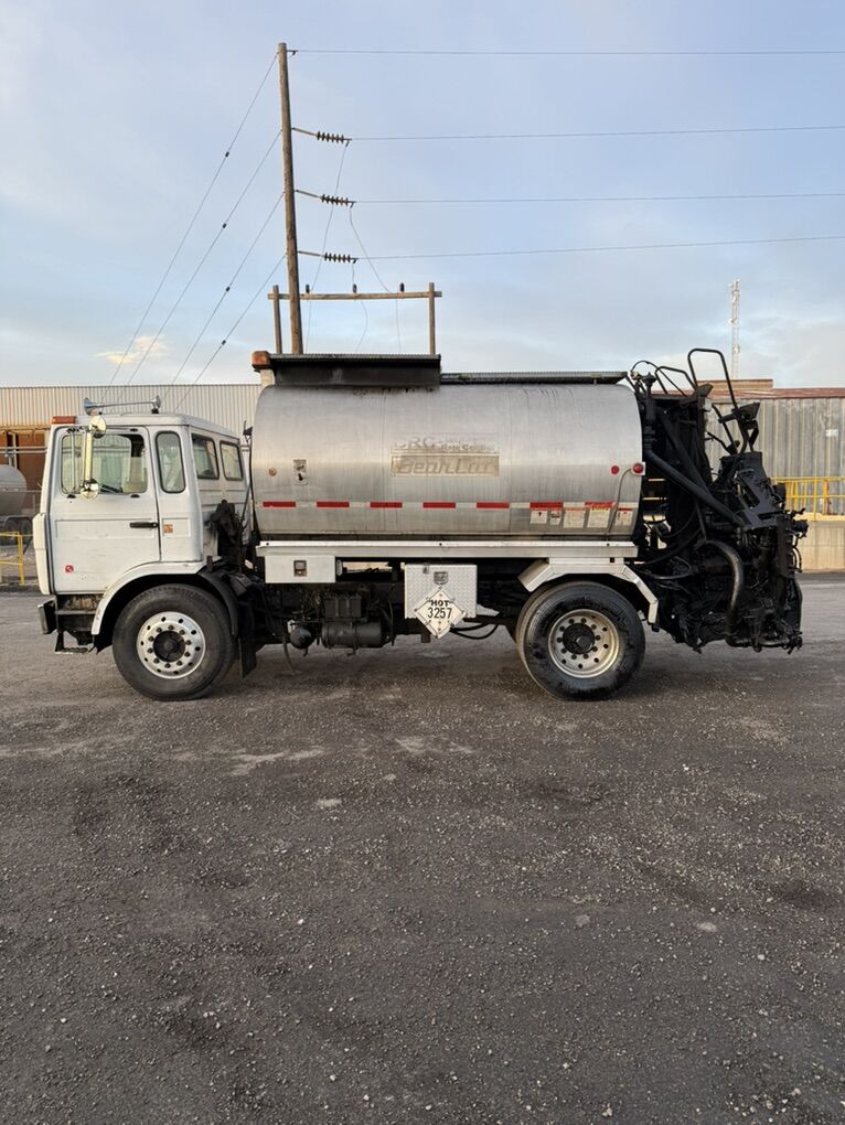 1999 Mack Oil Distributor/ Bearcat 501