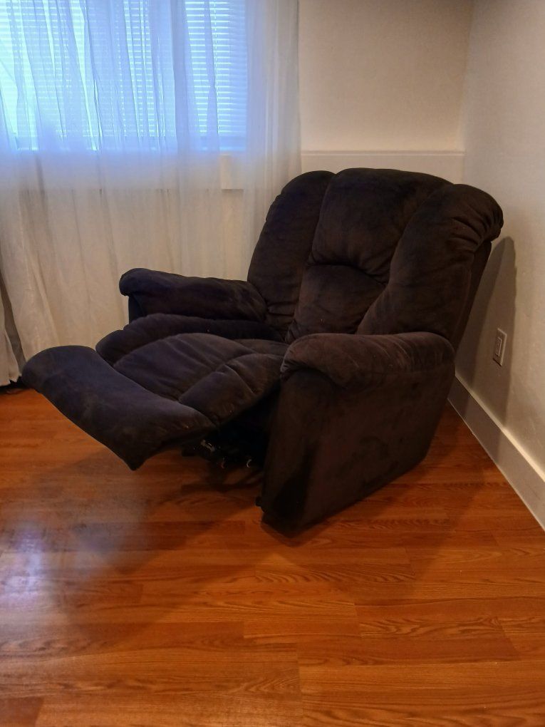 Comfortable BIG BOY Brown Recliner Chair - Plush Upholstery, Excellent Condition