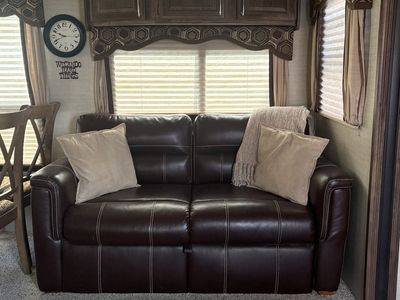 2015 Keystone Cougar 5th wheel camp trailer for sale.