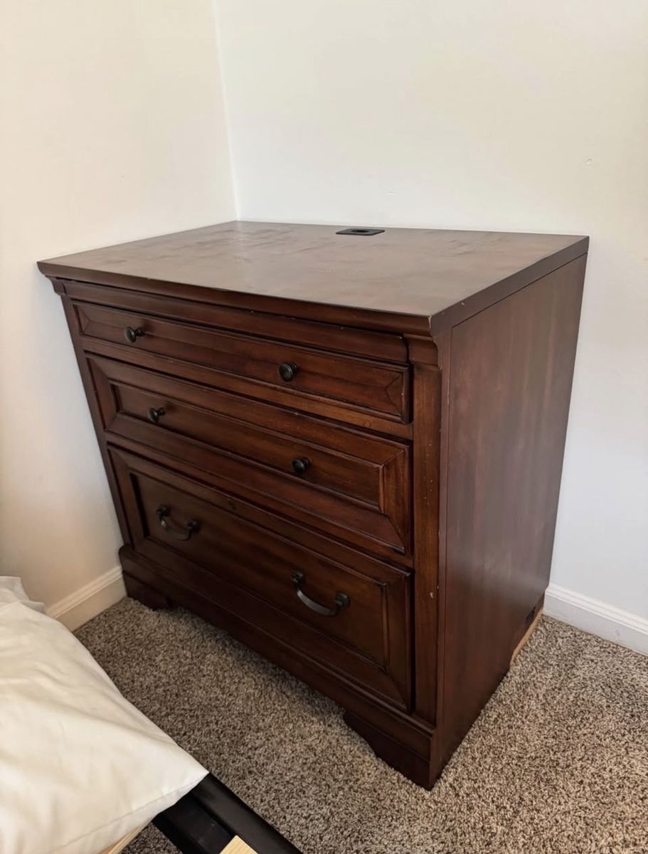 2 matching Side tables/nightstands