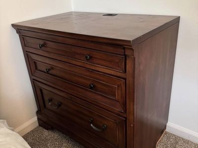 2 matching Side tables/nightstands