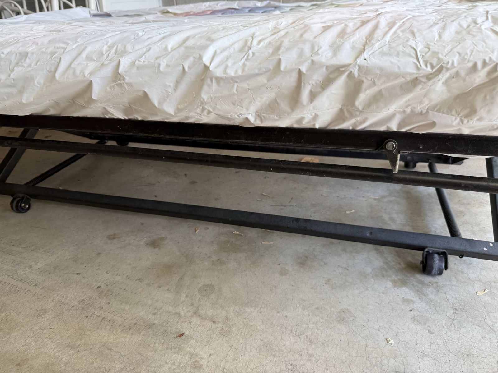 *Twin Size* Metal Pop-up Trundle Bed