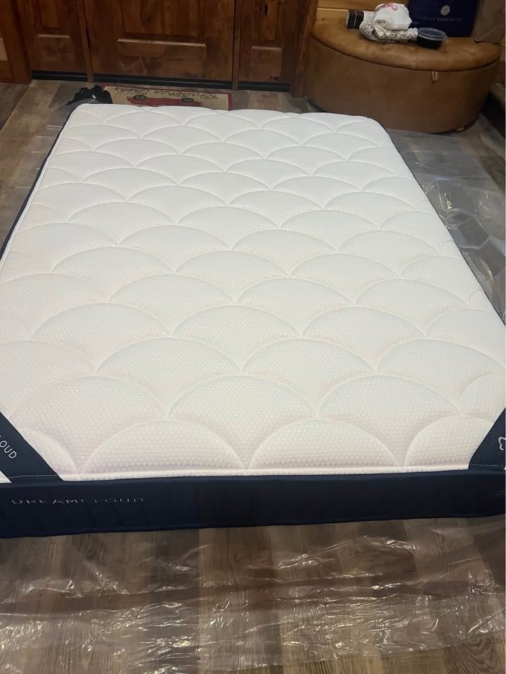 DreamCloud Luxury Queen Mattress - Like New!
