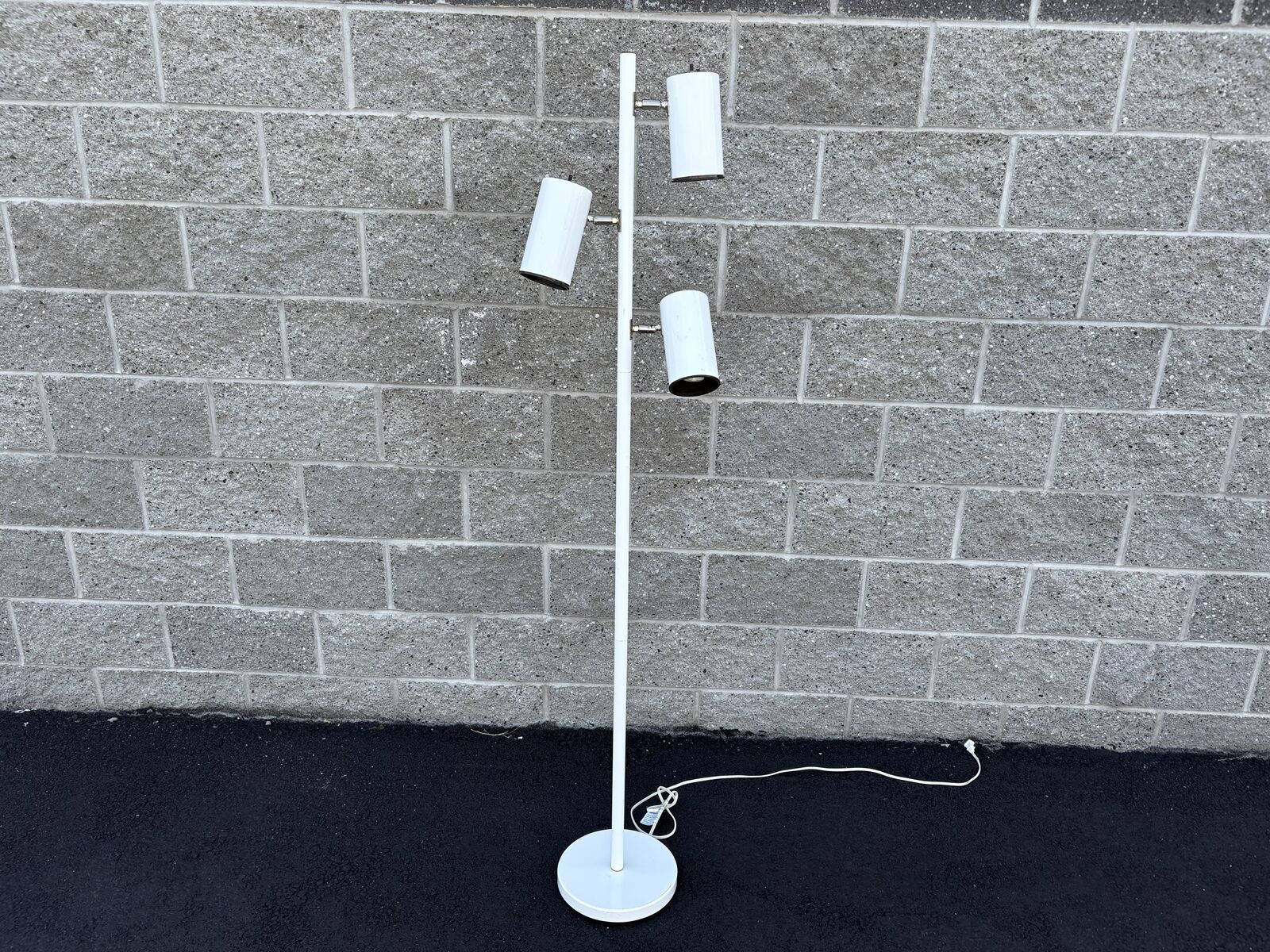 Vintage adjustable spotlight floor lamp Works great mid century modern MCM