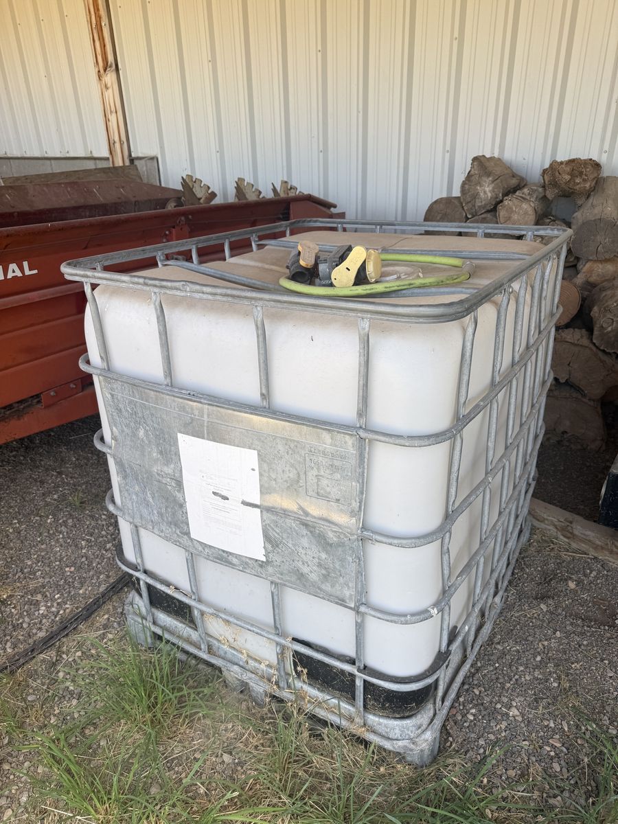 Large 275 gal Water Tank IBC Tote with Cage and valves - Industrial Storage Container