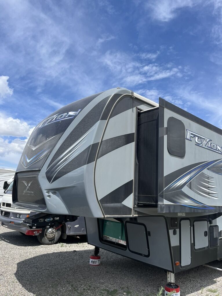 2018 keystone Fuzion Toyhauler