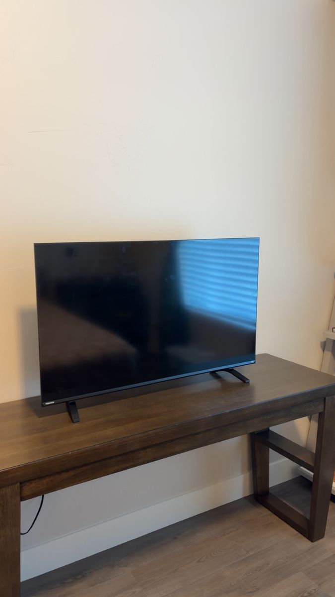 Toshiba Smart TV 40-43 inch LED TV, Black - Excellent Condition