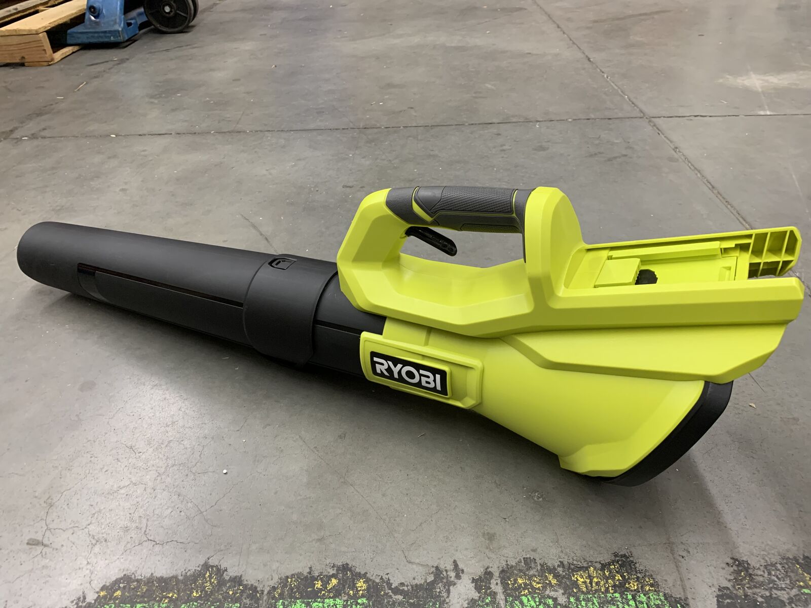 RYOBI 40V 120 MPH 550 CFM Cordless Battery Leaf Blower With 4.0 Ah Battery and Charger