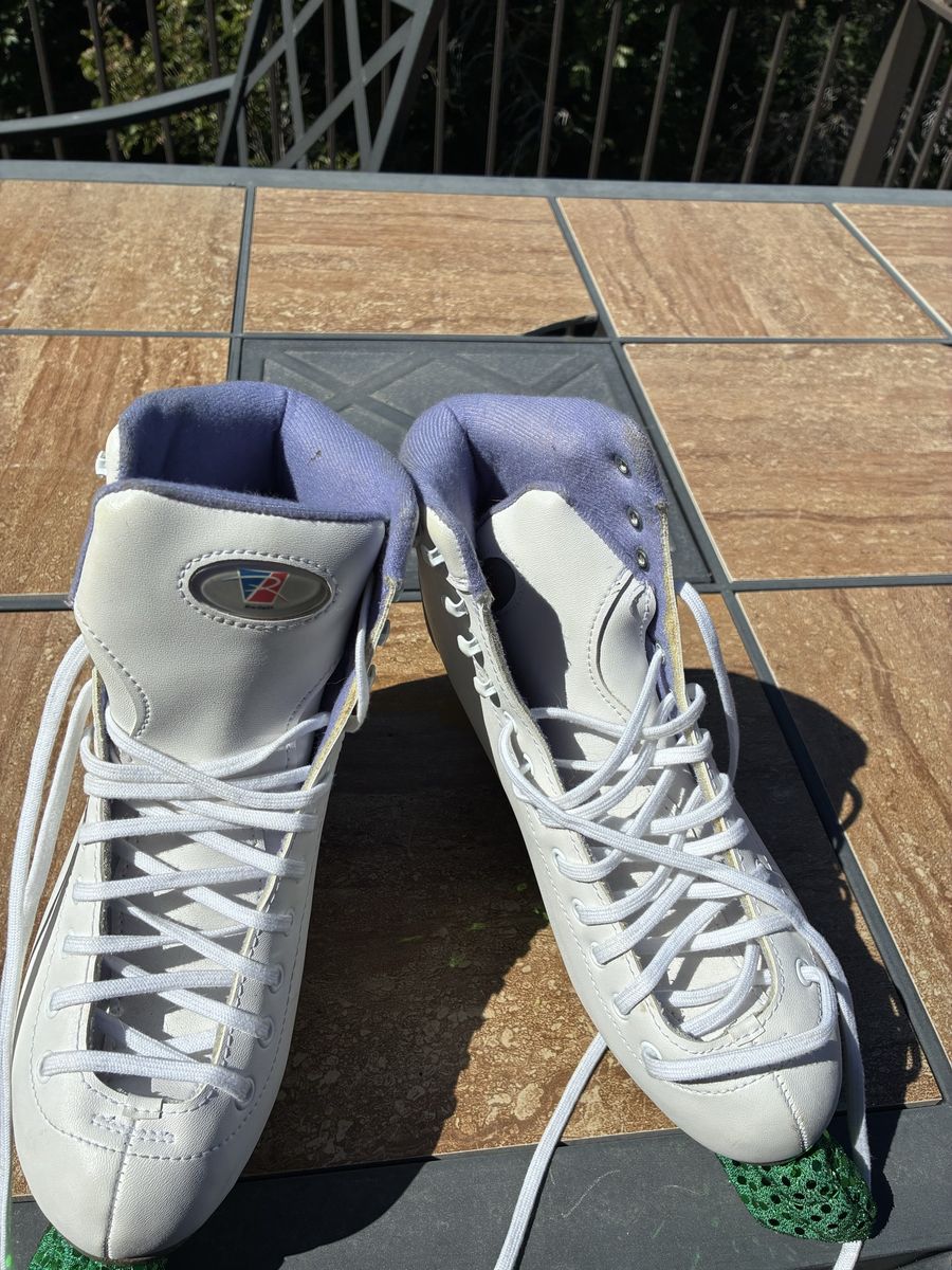 Riedell White Figure Skates with Laces - Size 6