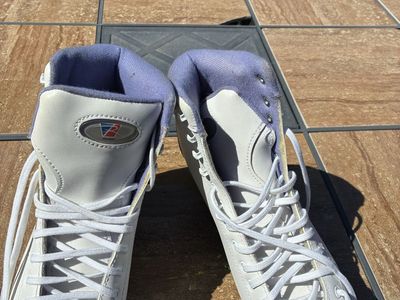 Riedell White Figure Skates with Laces - Size 6