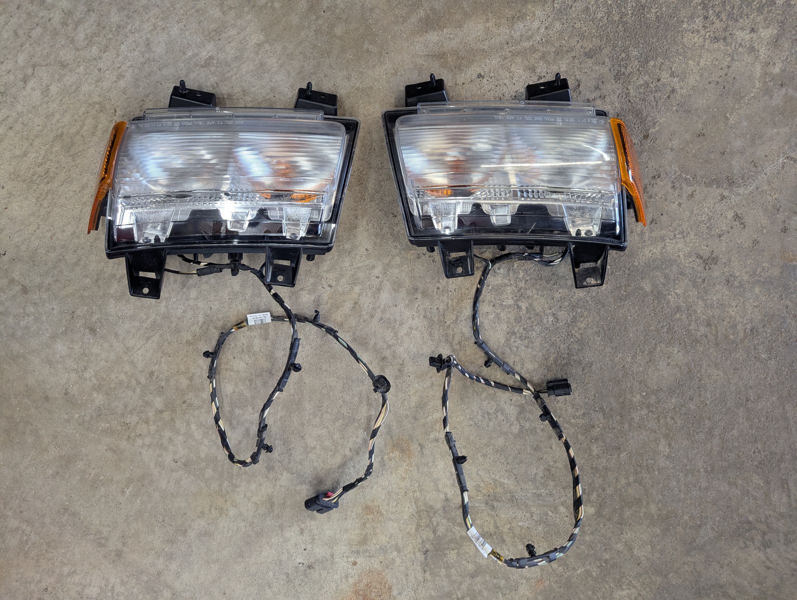 Jeep Wrangler JL/JLU front turn signal assembly with side markers - Halogen