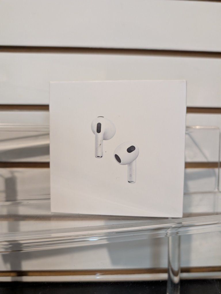 Apple AirPods with MagSafe Charging Case