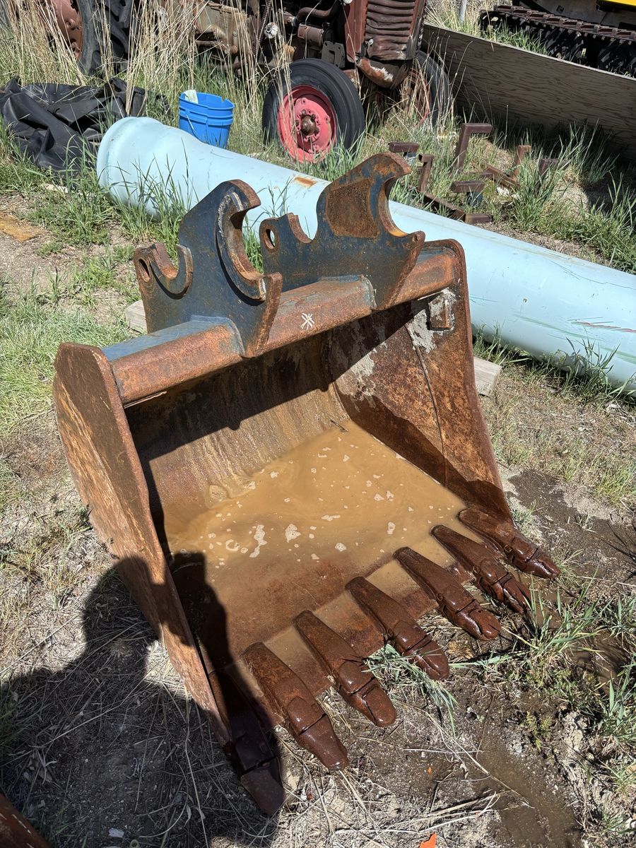 36” Bucket for a Kubota 080 machine.