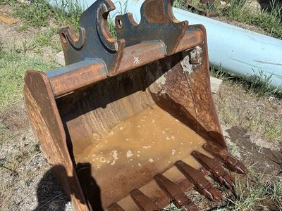 36” Bucket for a Kubota 080 machine.