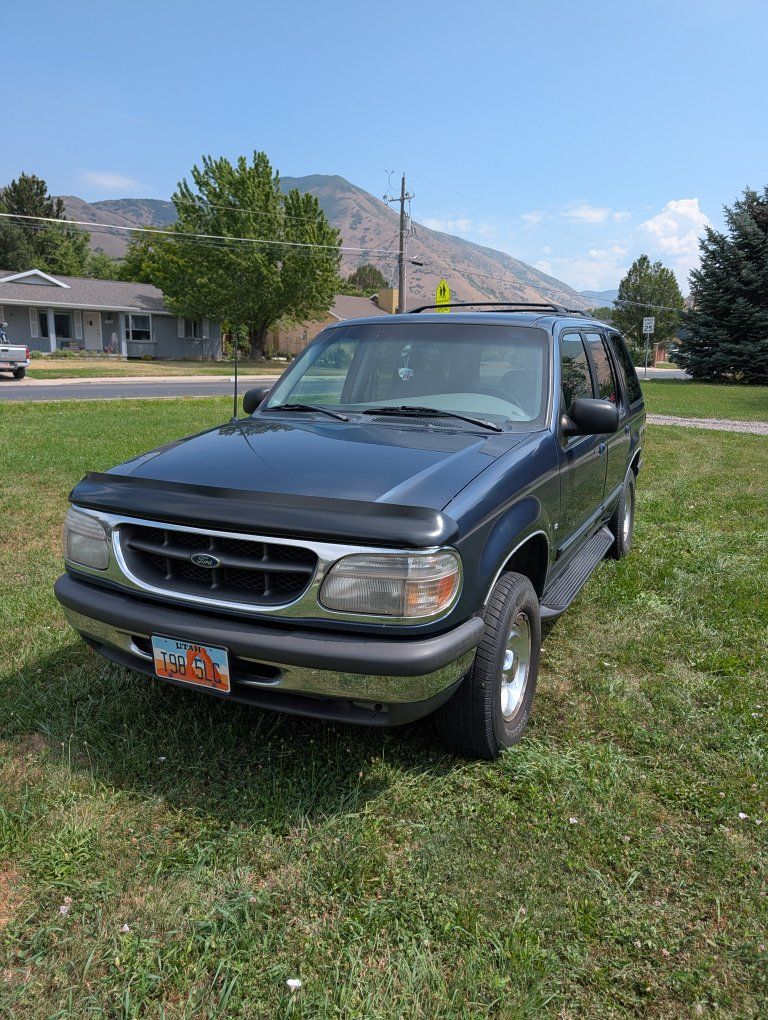 Ford Explorer V8 SUV - Dark Blue with Leather Interior