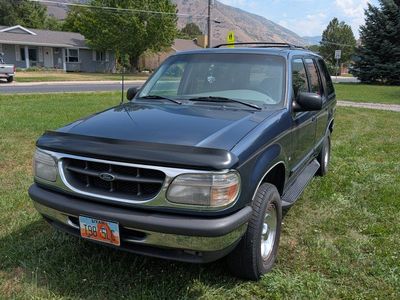 Ford Explorer V8 SUV - Dark Blue with Leather Interior