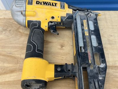 Dewalt Pneumatic 16 gauge Finishing Nailer